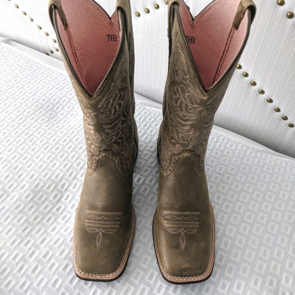ARIAT 100% Leather Western boot 7.5